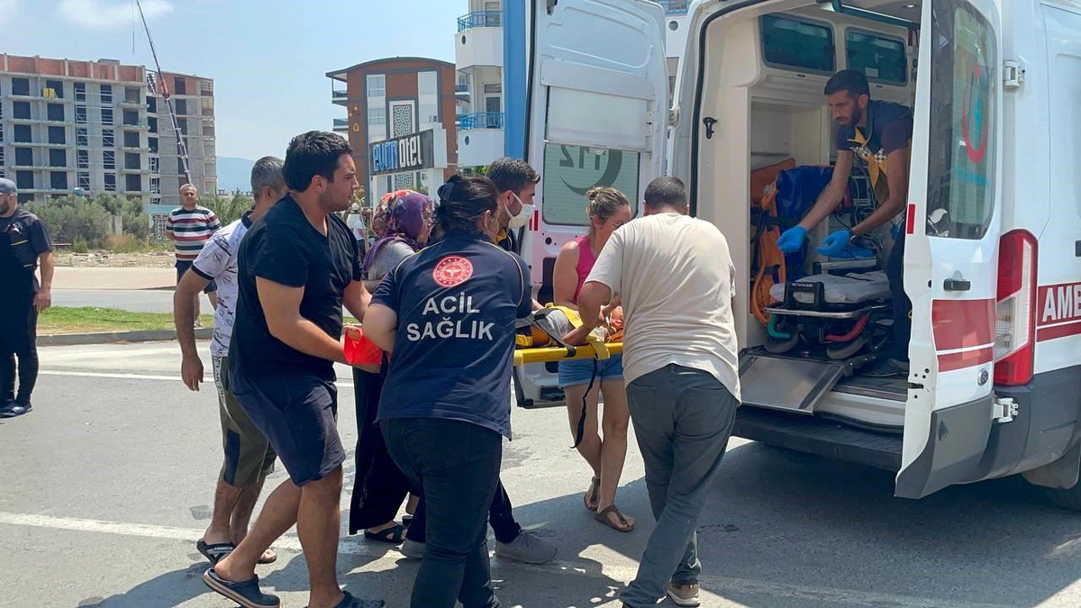 Düğün konvoyunda çocuğa otomobil çarptı, yaralı hastaneye kaldırıldı