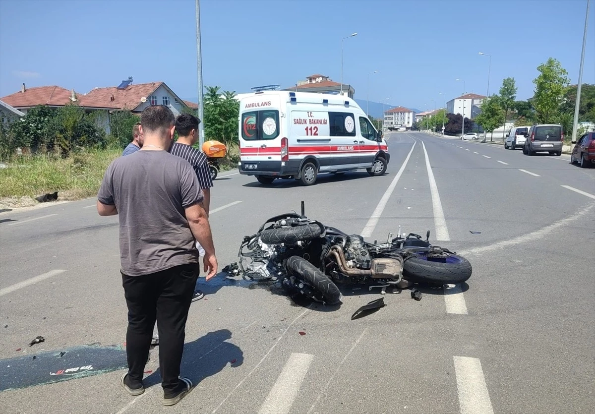 Düzce\'de otomobil ile çarpışan motosikletin sürücüsü hastaneye kaldırıldı