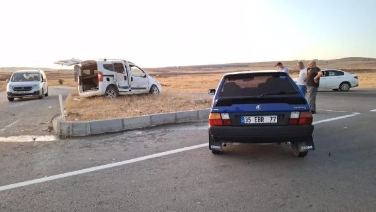 Elazığ\'da Hafif Ticari Araç ile Otomobil Çarpıştı: 2 Yaralı