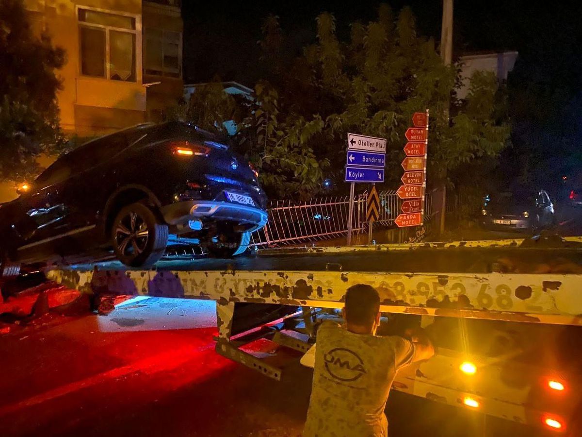 Erdek\'te Otomobil Sitenin Duvarına Çarptı