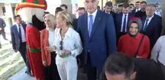 Kültür ve Turizm Bakanı Ersoy, Erzurum'da Kerem ile Aslı Tagı'nda el ele poz verdi