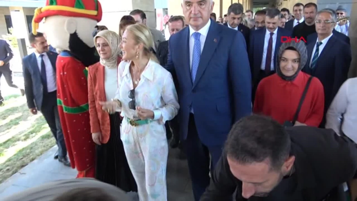 Kültür ve Turizm Bakanı Ersoy, Erzurum\'da Kerem ile Aslı Tagı\'nda el ele poz verdi