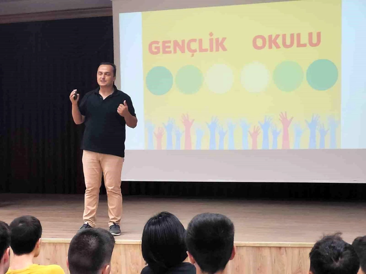 Afyonkarahisar Sandıklı 75. Yıl İlkokulu Müdürü Mehmet Yılmaz tarafından başlatılan \'Gençlik Okulu\' seminerleri devam ediyor