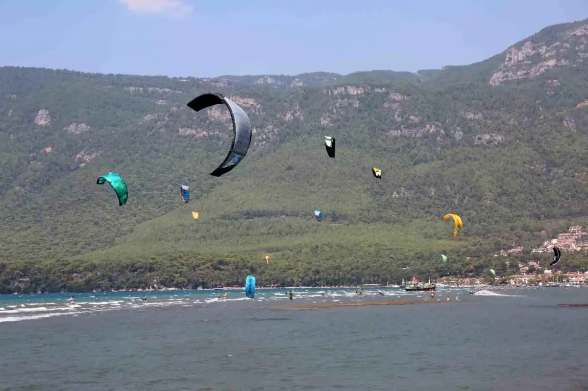 Gökova Körfezi\'ndeki Akçapınar Sahili, Kitesurf Tutkunlarının Akınına Uğruyor