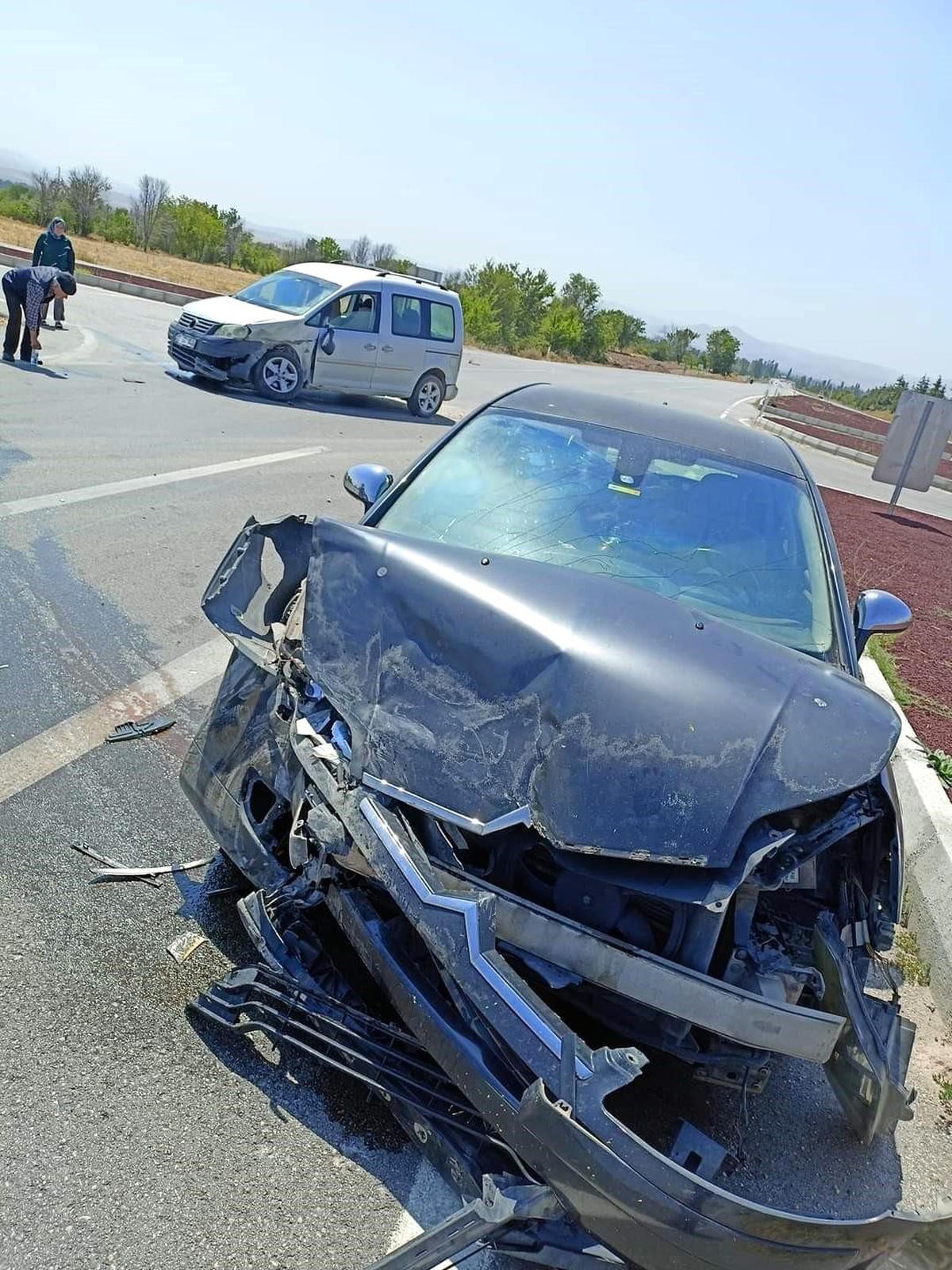 Afyonkarahisar\'da Hafif Ticari Araç ile Otomobilin Çarpıştığı Kazada 6 Kişi Yaralandı