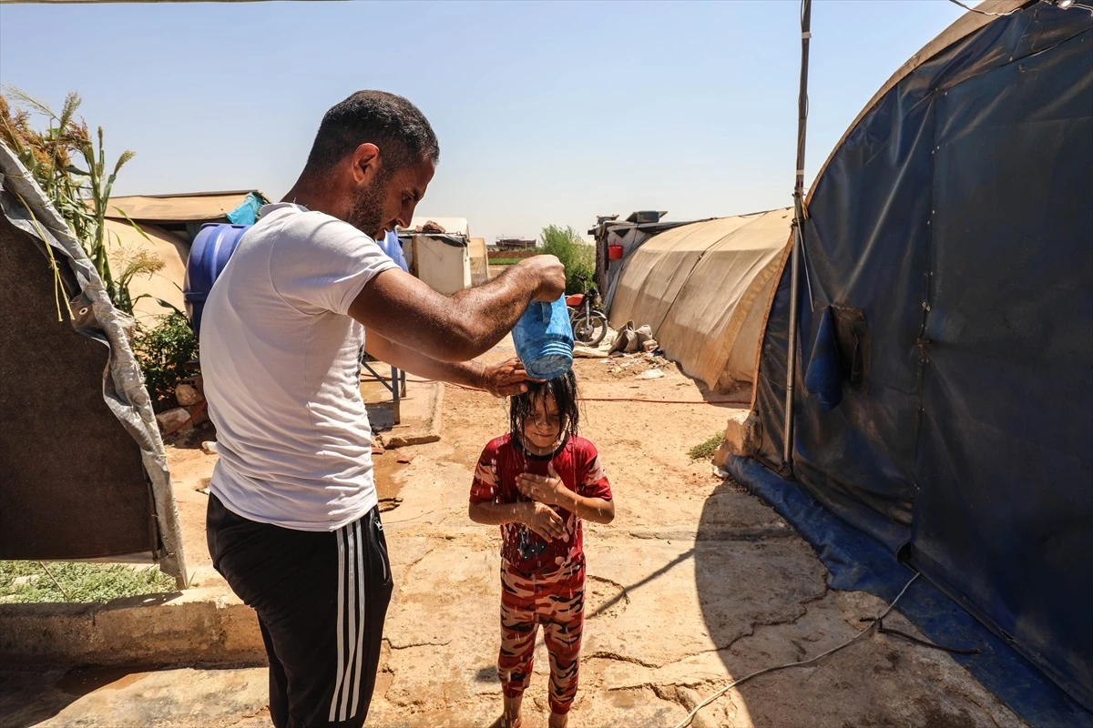 İdlib\'deki Sığınmacılar Aşırı Sıcakla Mücadele Ediyor