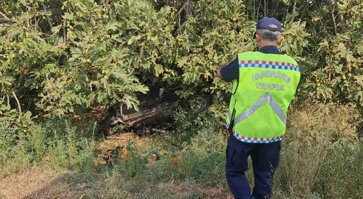 İzmir\'de Otomobil Şarampole Yuvarlandı: 2 Kişi Hayatını Kaybetti