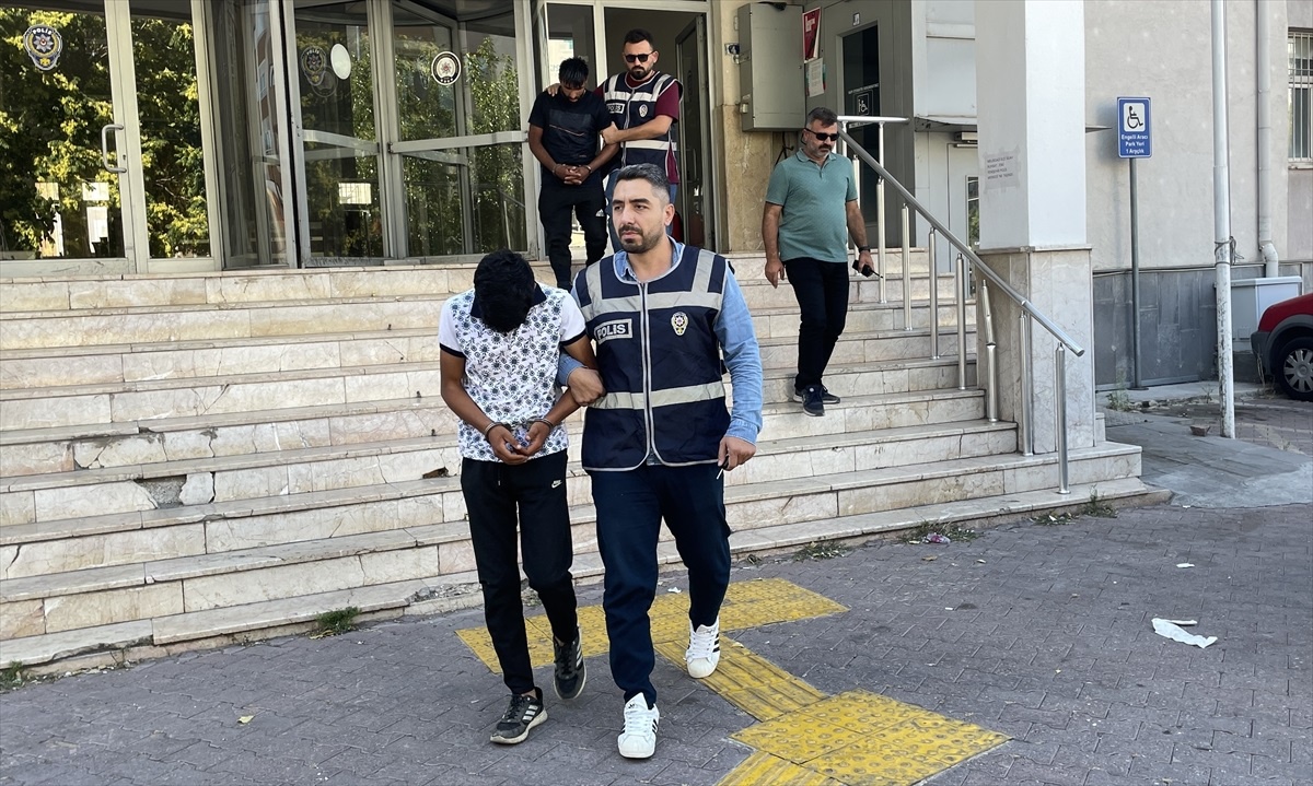 Kayseri\'de Operasyon: 5 Firari Hükümlü ve 6 Zanlı Yakalandı