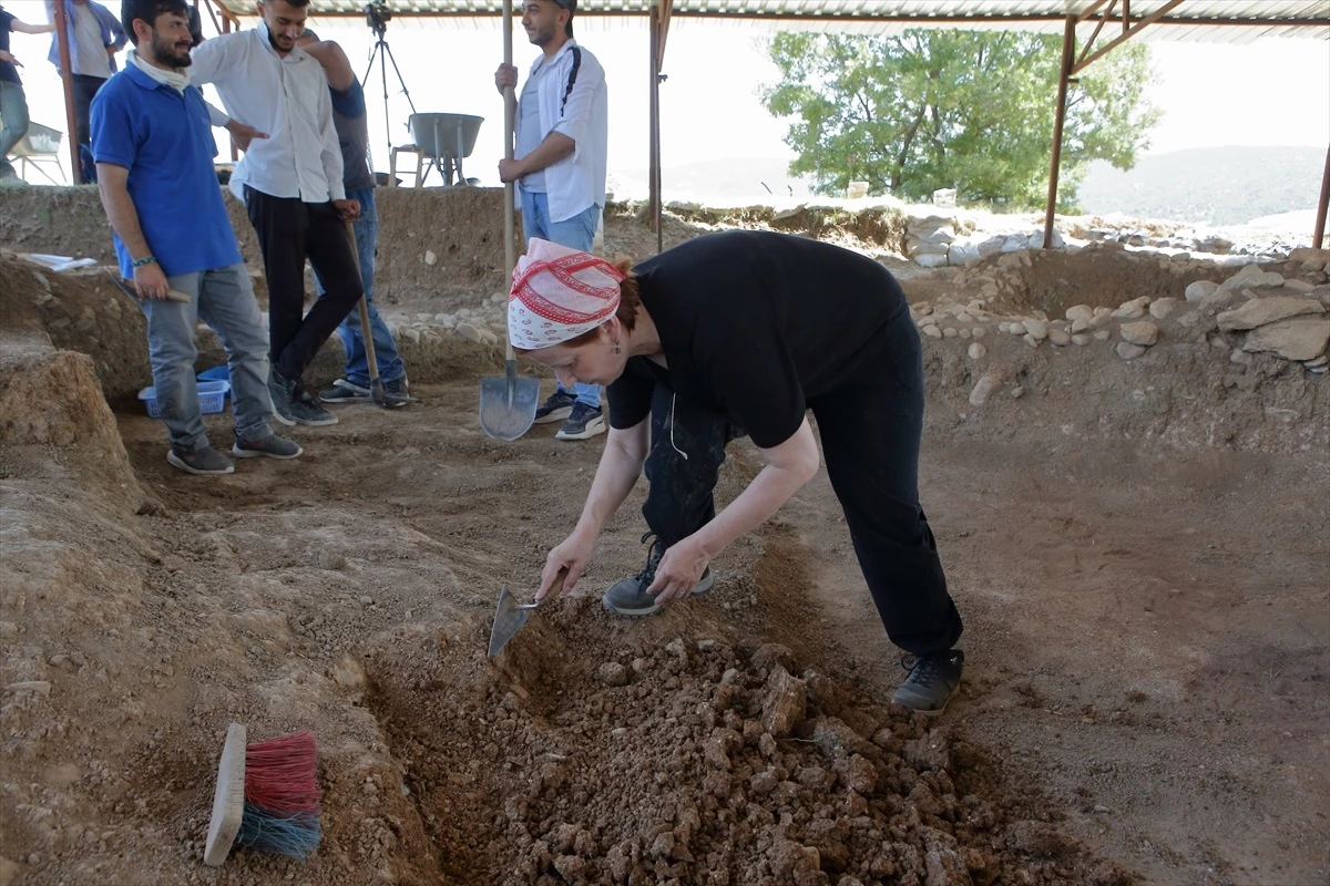 Çorum\'da 34 Yıllık İnşaat Teknikeri Arkeolojik Kazıya Gönüllü Katıldı