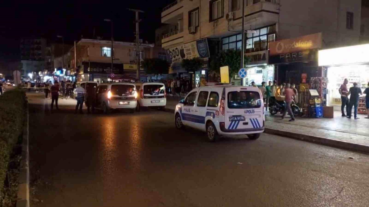 Hatay\'ın Payas ilçesinde kıraathanede çıkan tartışmada 3 kişi silahla vuruldu