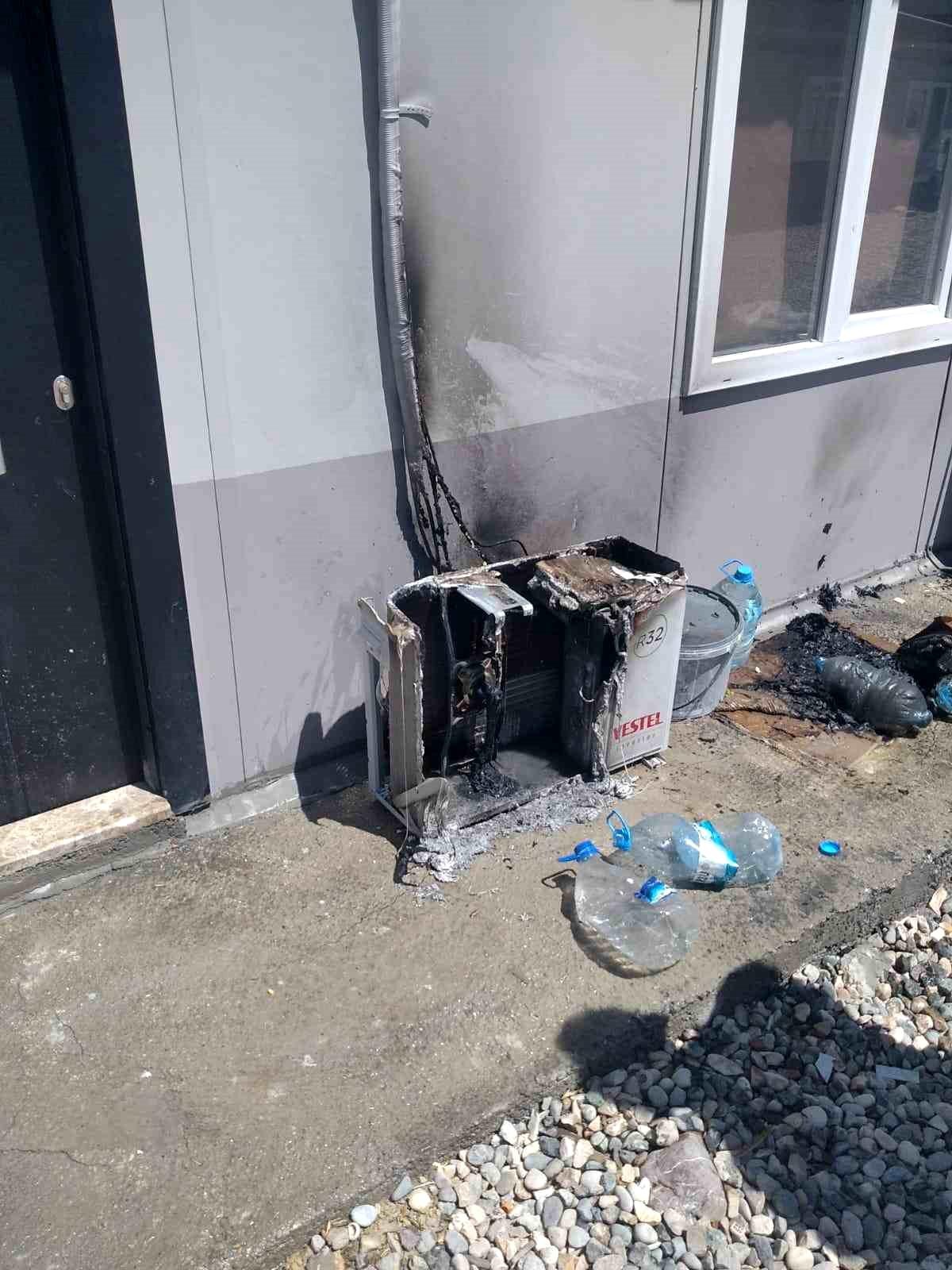 Adıyaman\'da Prefabrik Evdeki Klima Aşırı Sıcaklarda Yanarak Kül Oldu