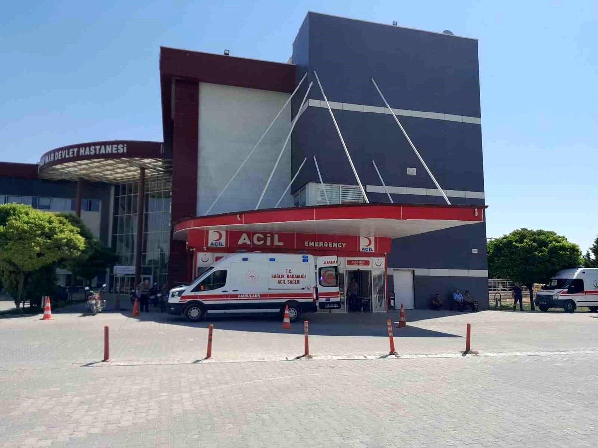 Konya\'da lastiği patlayan motosikletin devrilmesi sonucu 4 kişi yaralandı
