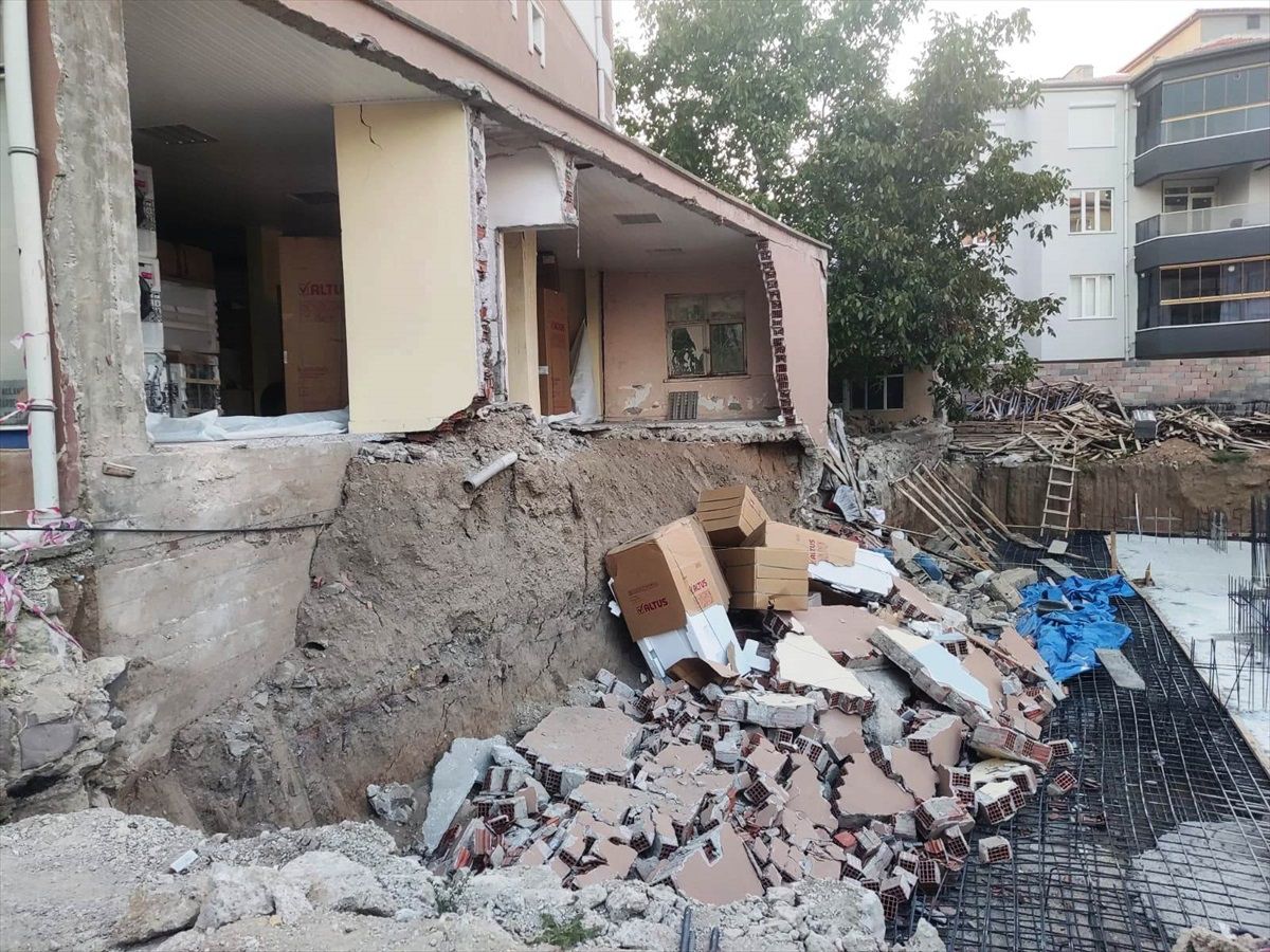 Konya\'da temel kazısı sırasında bitişikteki apartmanın depo duvarı çöktü