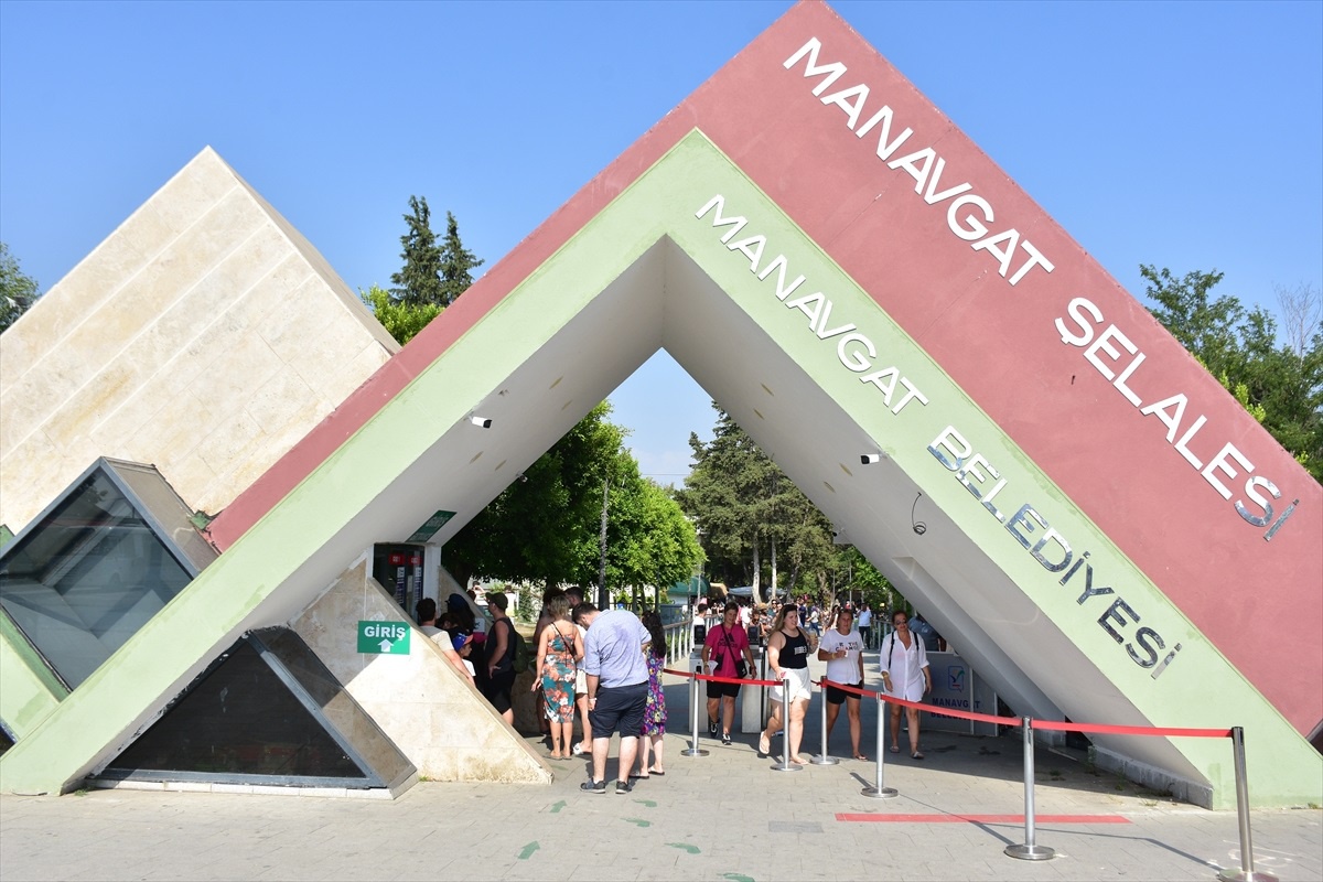 Manavgat Şelalesi, sıcaktan bunalanları serinletiyor
