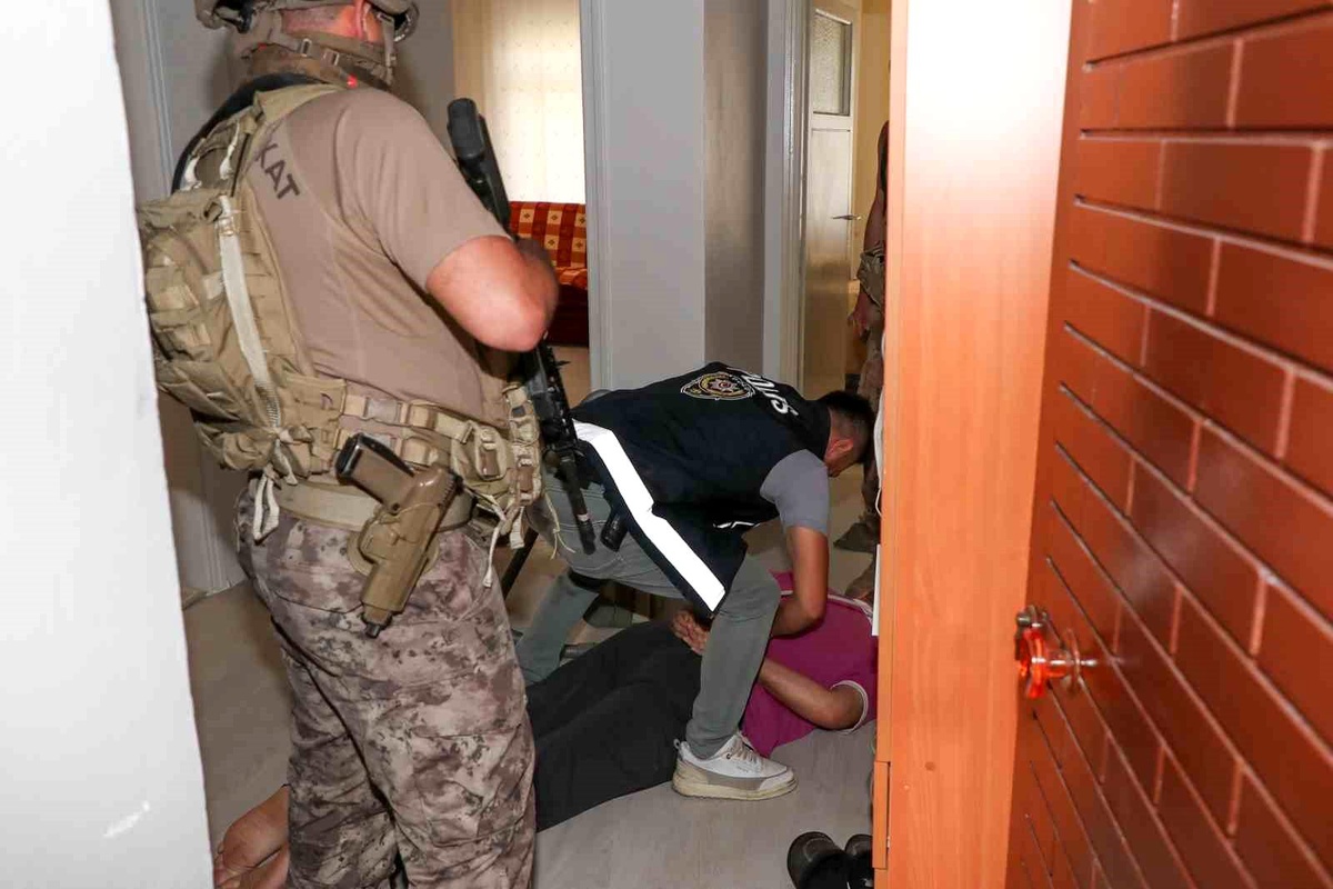 Mersin\'de yapılan operasyonlarla suç örgütlerine darbe