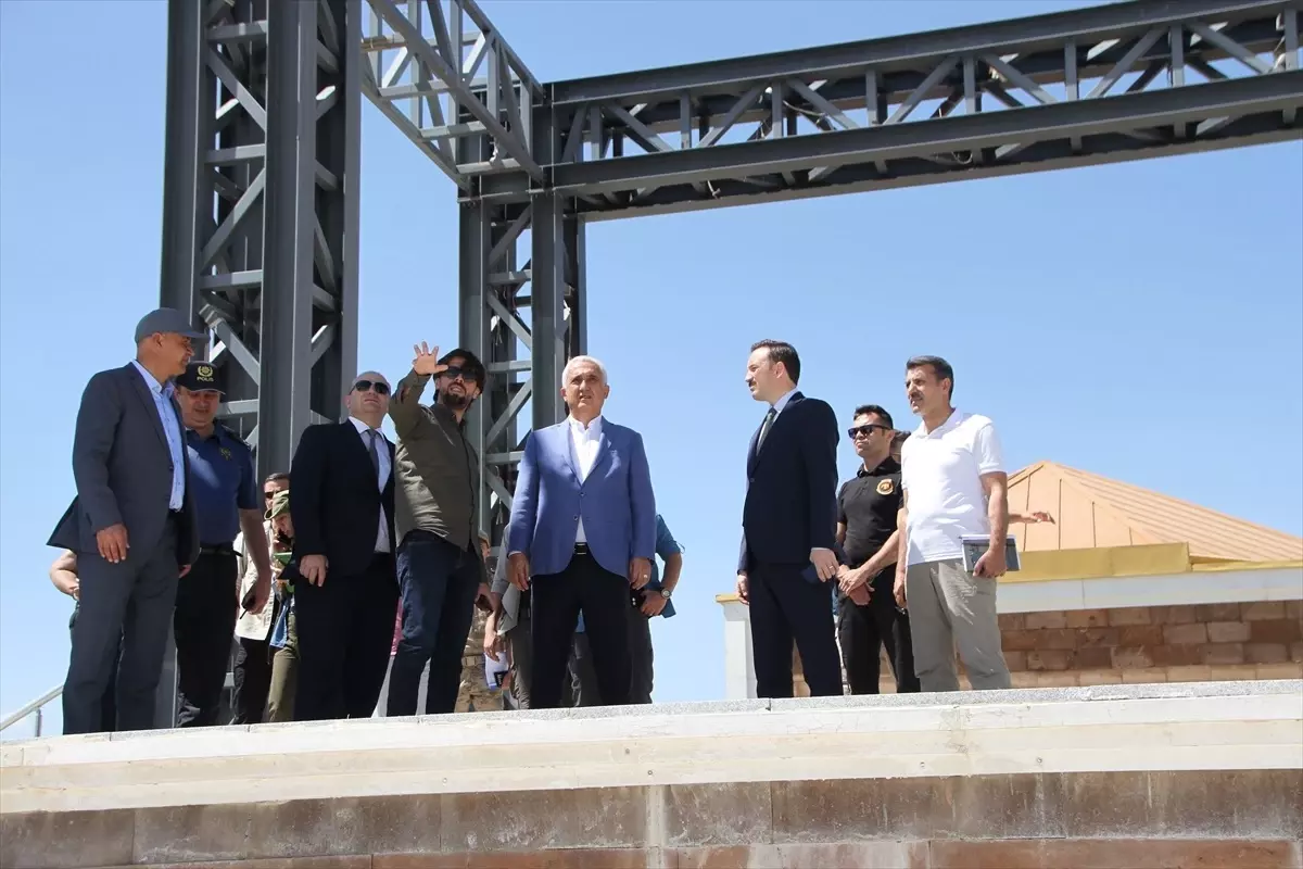 Muş Valisi Avni Çakır, Malazgirt Zaferi\'nin 952. yıldönümü kutlamaları için incelemelerde bulundu