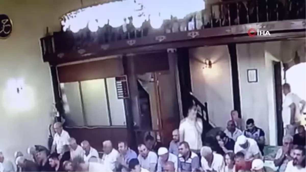 Namaz kılan yaşlı adamın telefonu çalındı... "Telefonumu getirsin parasını vereyim" diyerek hırsıza seslendi