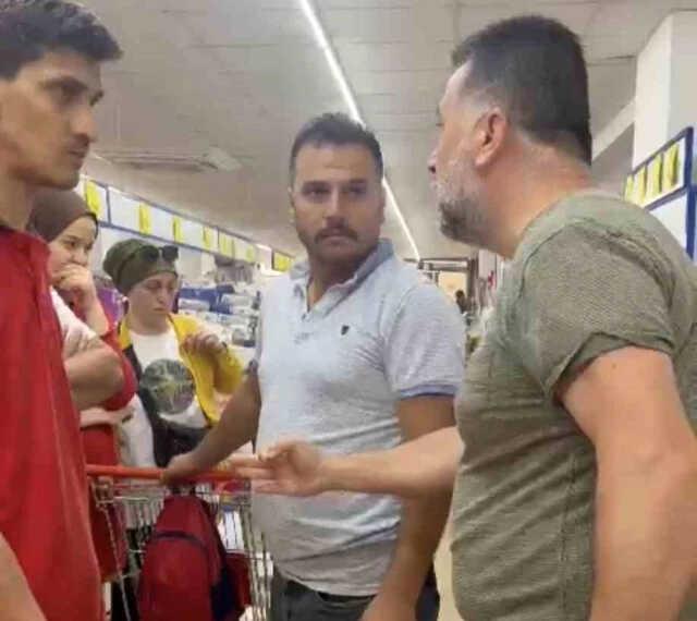 Oğluna makarna aldıran adam, fişi görünce deliye dönüp zincir marketi bastı: Siz hırsızsınız