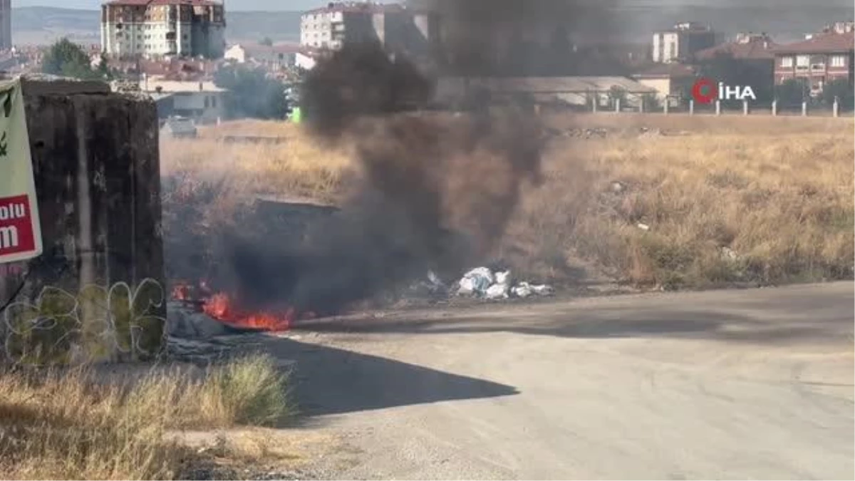Eskişehir\'de Kepçe Operatörü Tarafından Söndürülen Ot Yangını
