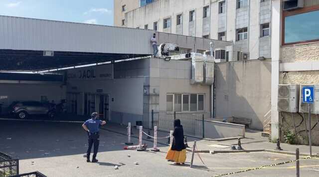 Pendik'te Otomobil Anahtarı Kaybolan Şahıs Çatıya Çıkarak İntihara Kalkıştı