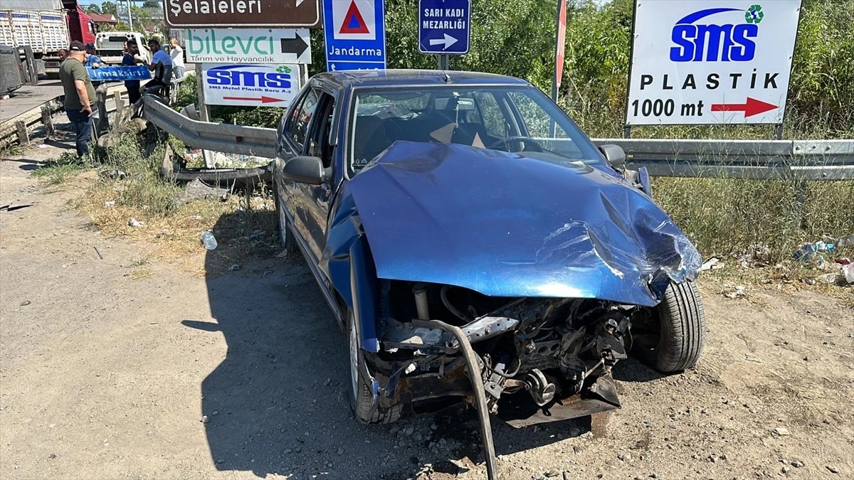 Samsun\'da Hafif Ticari Araç Otomobile Çarptı: 1\'i Ağır 8 Kişi Yaralandı