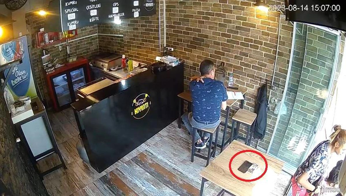 Bursa\'da Bir Tost Dükkanında Telefon Hırsızlığı