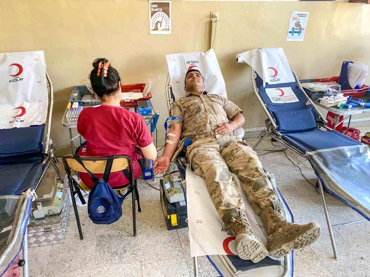 Siirt\'te Jandarma ve Kızılay İş Birliğiyle Kan Bağışı Kampanyası Düzenlendi
