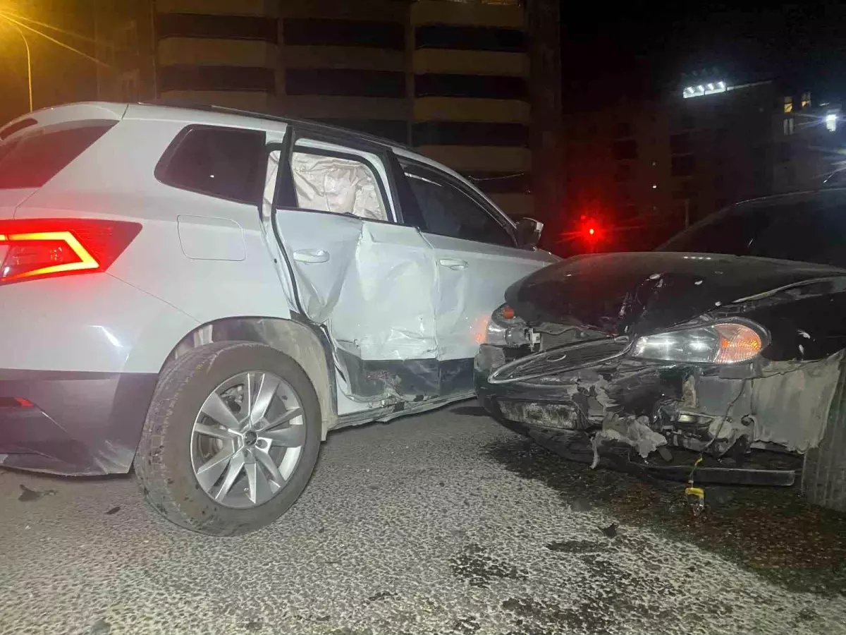 Uşak'ta Otomobil Çarpışması: 3'ü Çocuk 5 Kişi Yaralandı