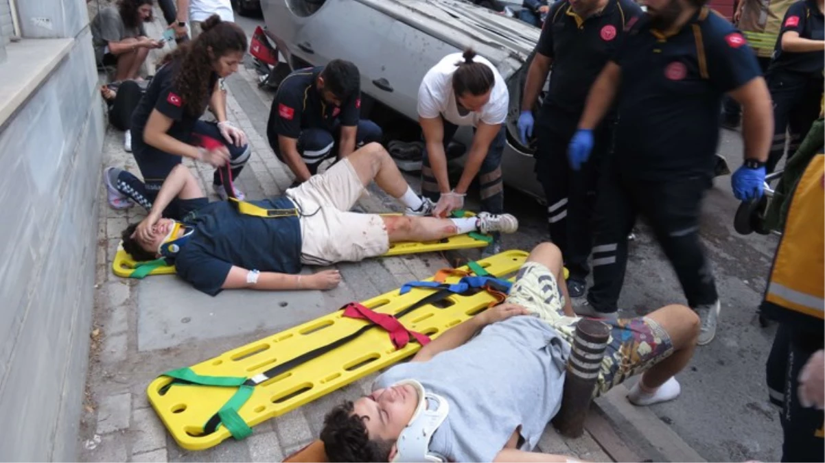 Üsküdar\'da otomobil direğe çarpıp takla attı: 1\'i ağır 5 kişi yaralandı