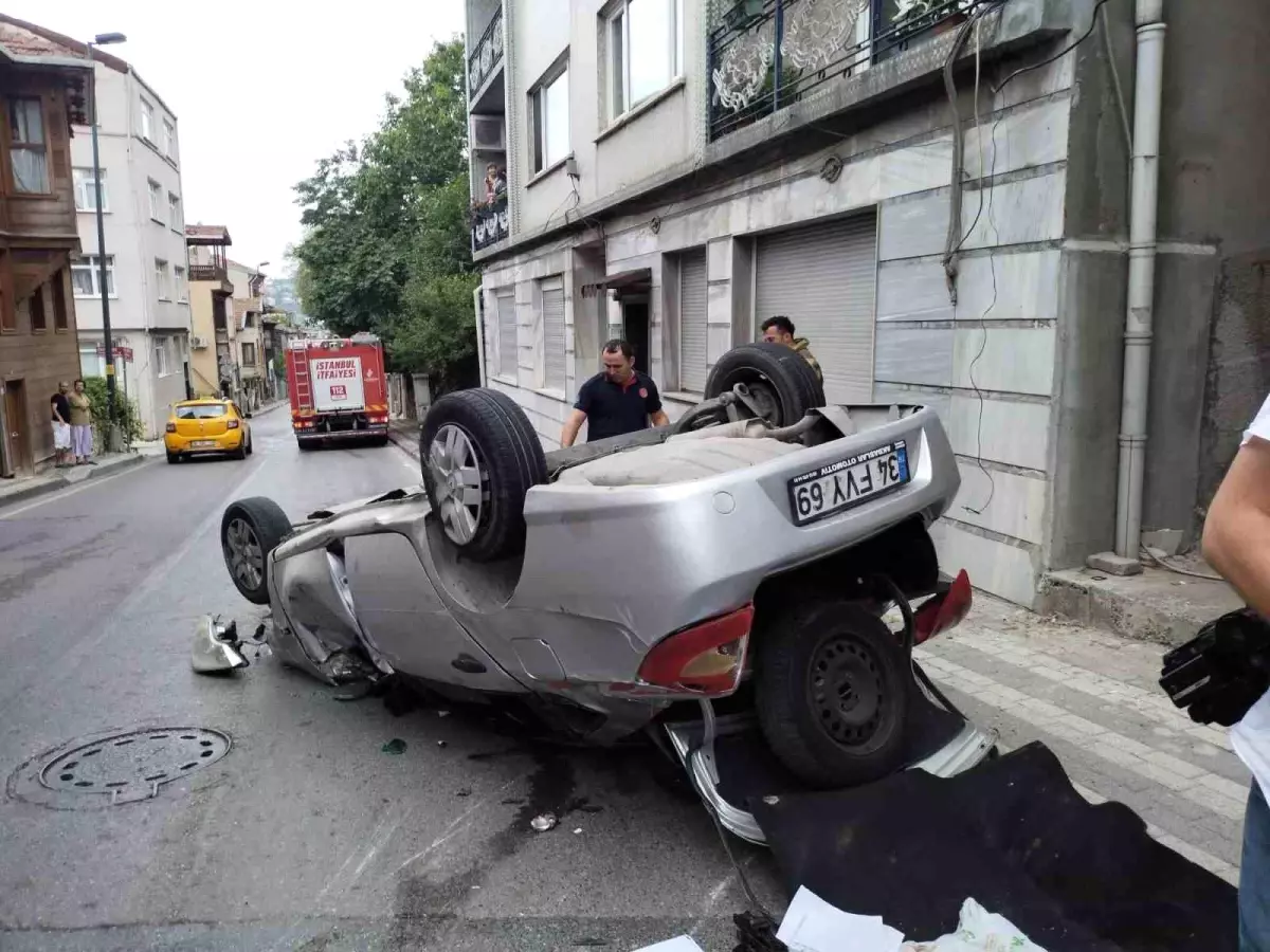 Üsküdar\'da Araç Kontrolden Çıkıp Takla Attı: 5 Yaralı