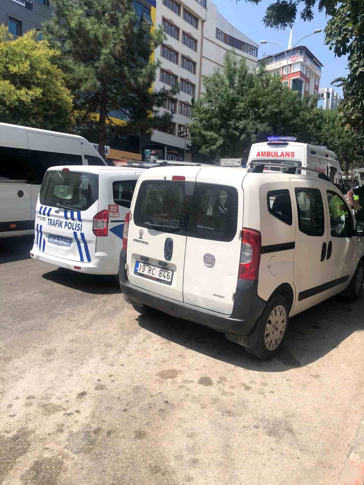 Bilecik\'te Hafif Ticari Araç ile Motosiklet Çarpıştı: 1 Yaralı