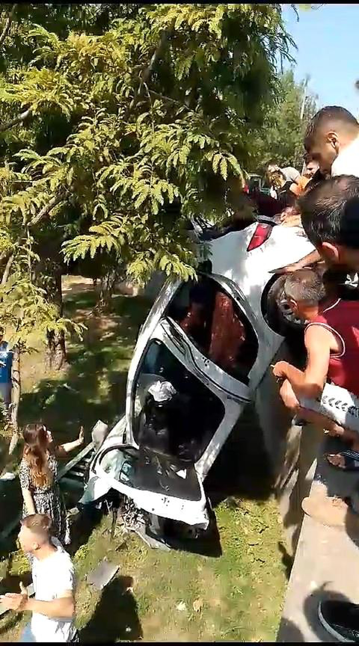 Bursa\'da düğüne giden ailenin bulunduğu otomobil şarampole uçtu, 3 kişi hafif yaralandı