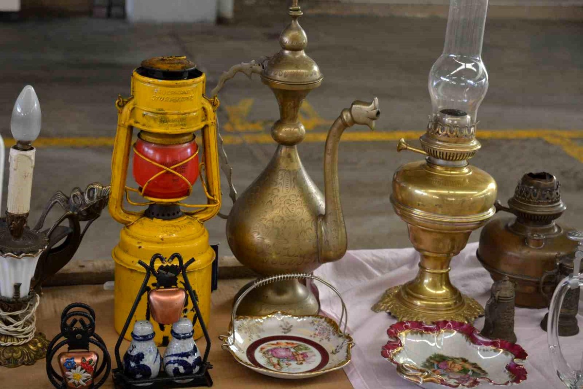 Aliağa\'daki antika pazarı vatandaşları geçmişe götürüyor