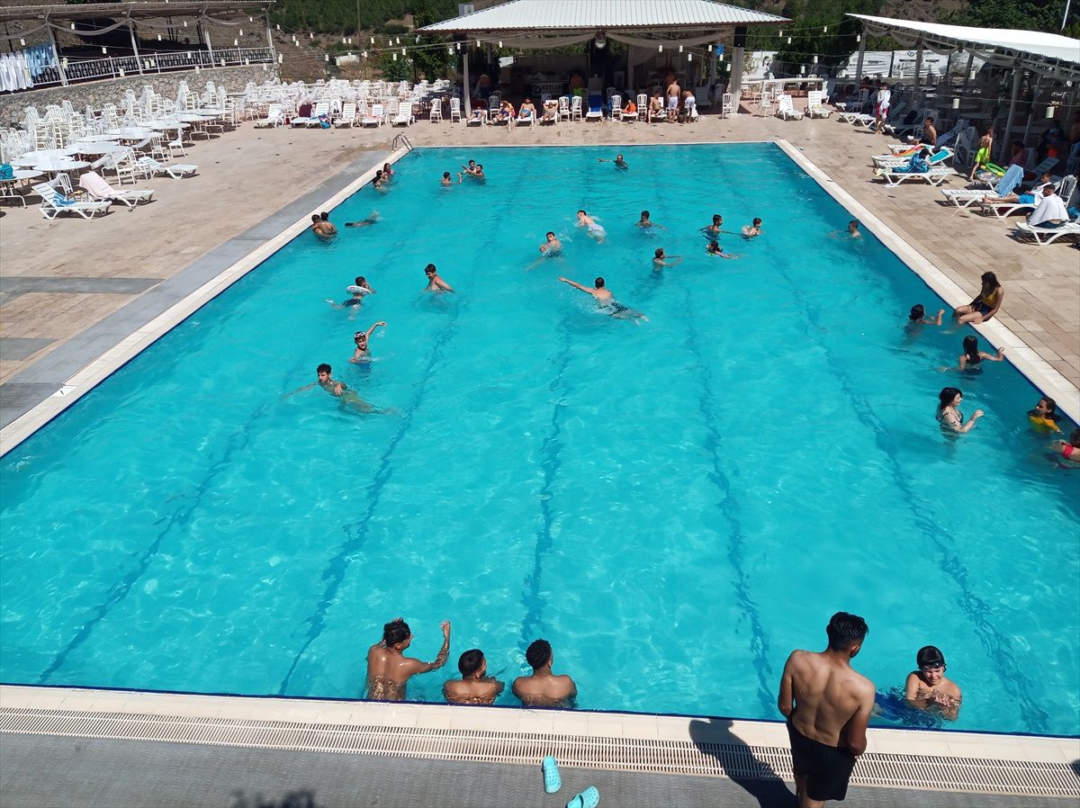 Amasya\'da sıcaktan bunalanlar havuzları tercih etti