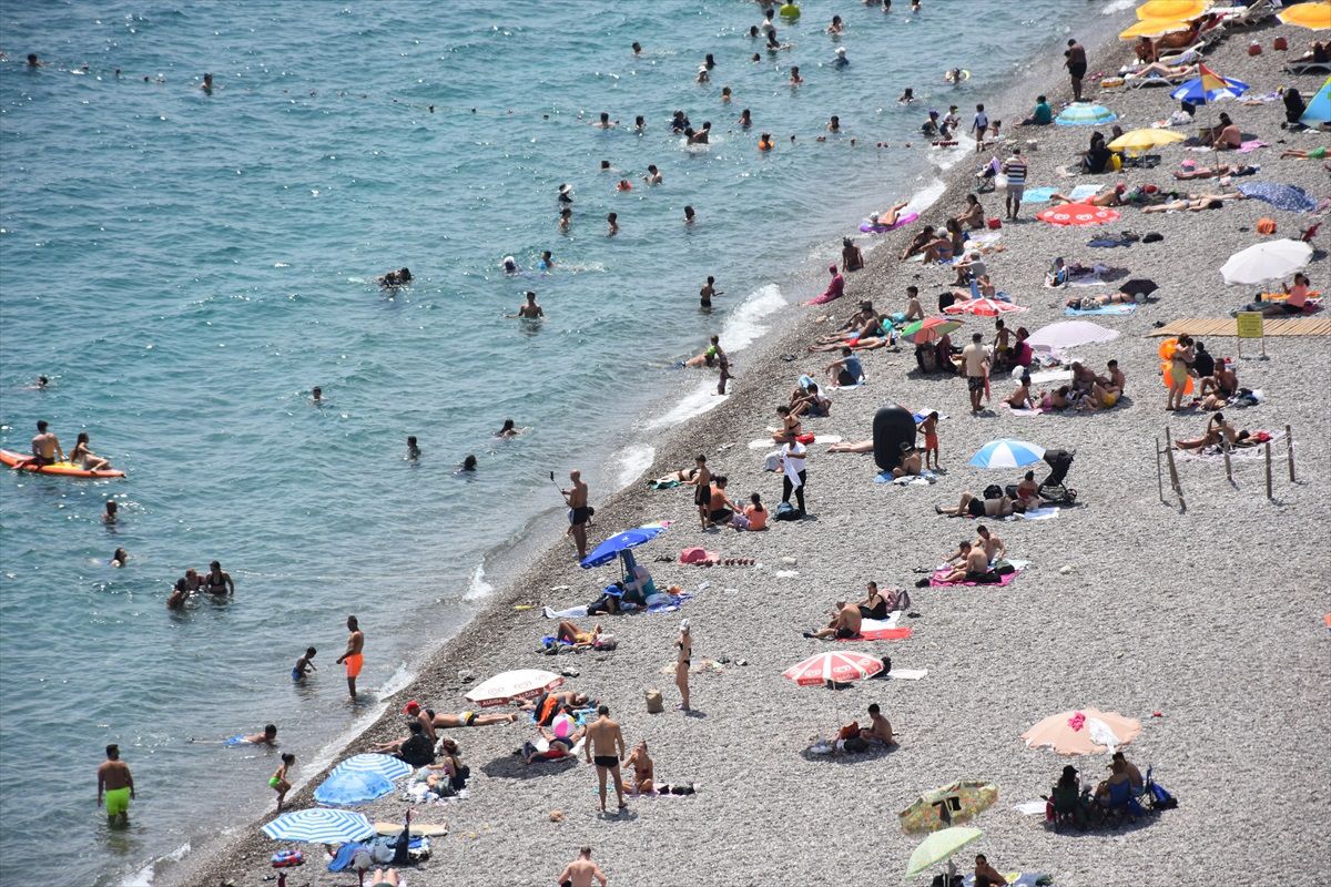 Antalya\'da sıcak hava ve nemden bunalanlar sahillerde yoğunluk oluşturdu