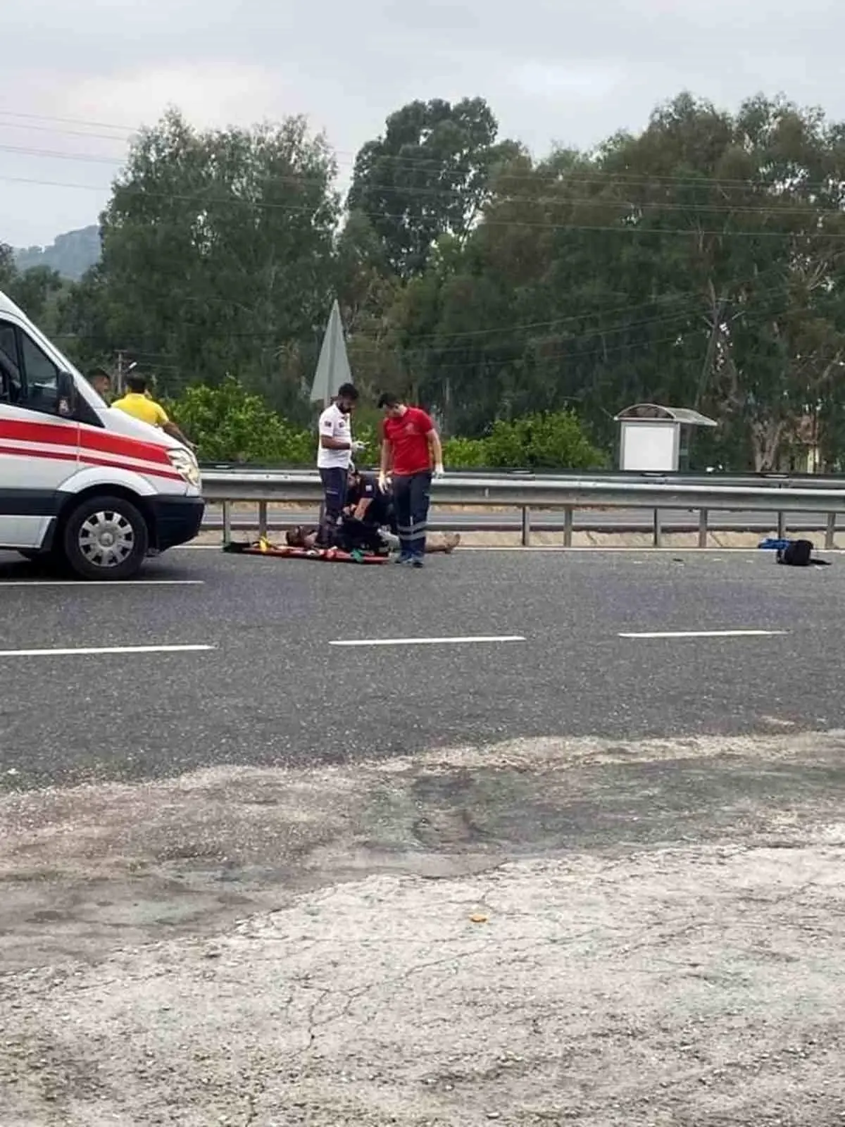 Bariyerlere çarpan motosiklet sürücüsü öldü