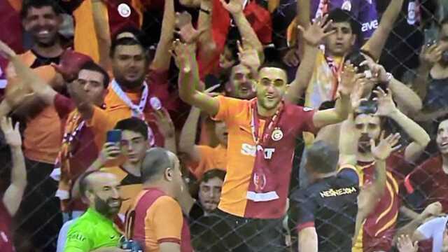 Böyle transfer açıklaması görülmedi! Hakim Ziyech, UltrAslan tribününde üçlü çektirdi Böyle transfer açıklaması görülmedi! Hakim Ziyech, UltrAslan tribününde üçlü çektirdi