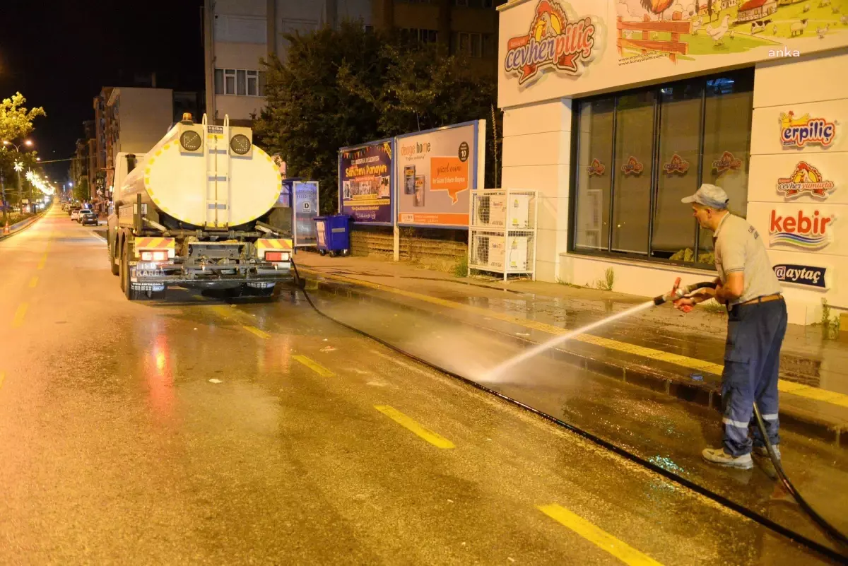 Bozüyük\'te Ana Cadde ve Kaldırımlar Temizleniyor