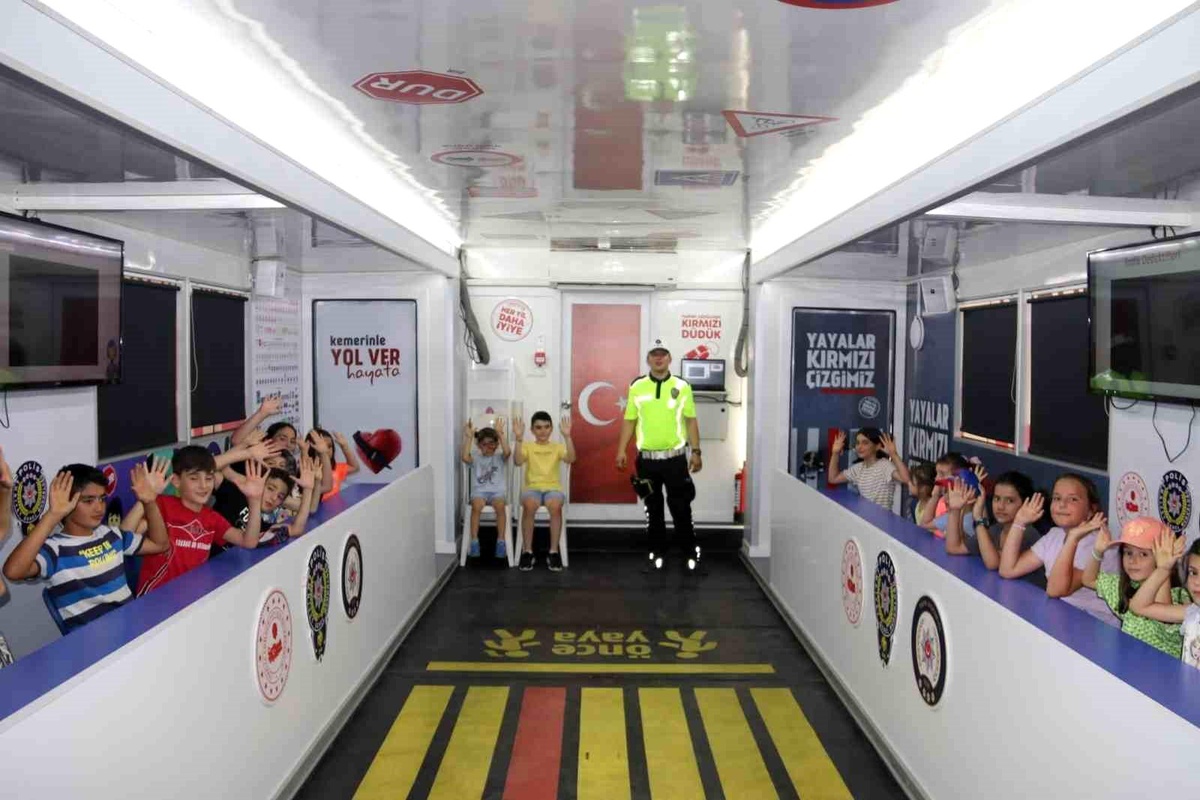 Çocuklar mobil eğitim tırıyla trafik kurallarını öğrendi