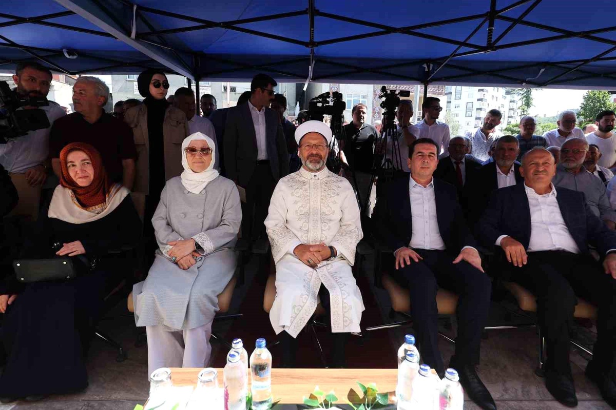 Diyanet İşleri Başkanı Erbaş: "Kur\'an kurslarımız çocuklarımızı Rabbimizin rızasına uygun olarak yetiştirmenin mekanlarıdır"