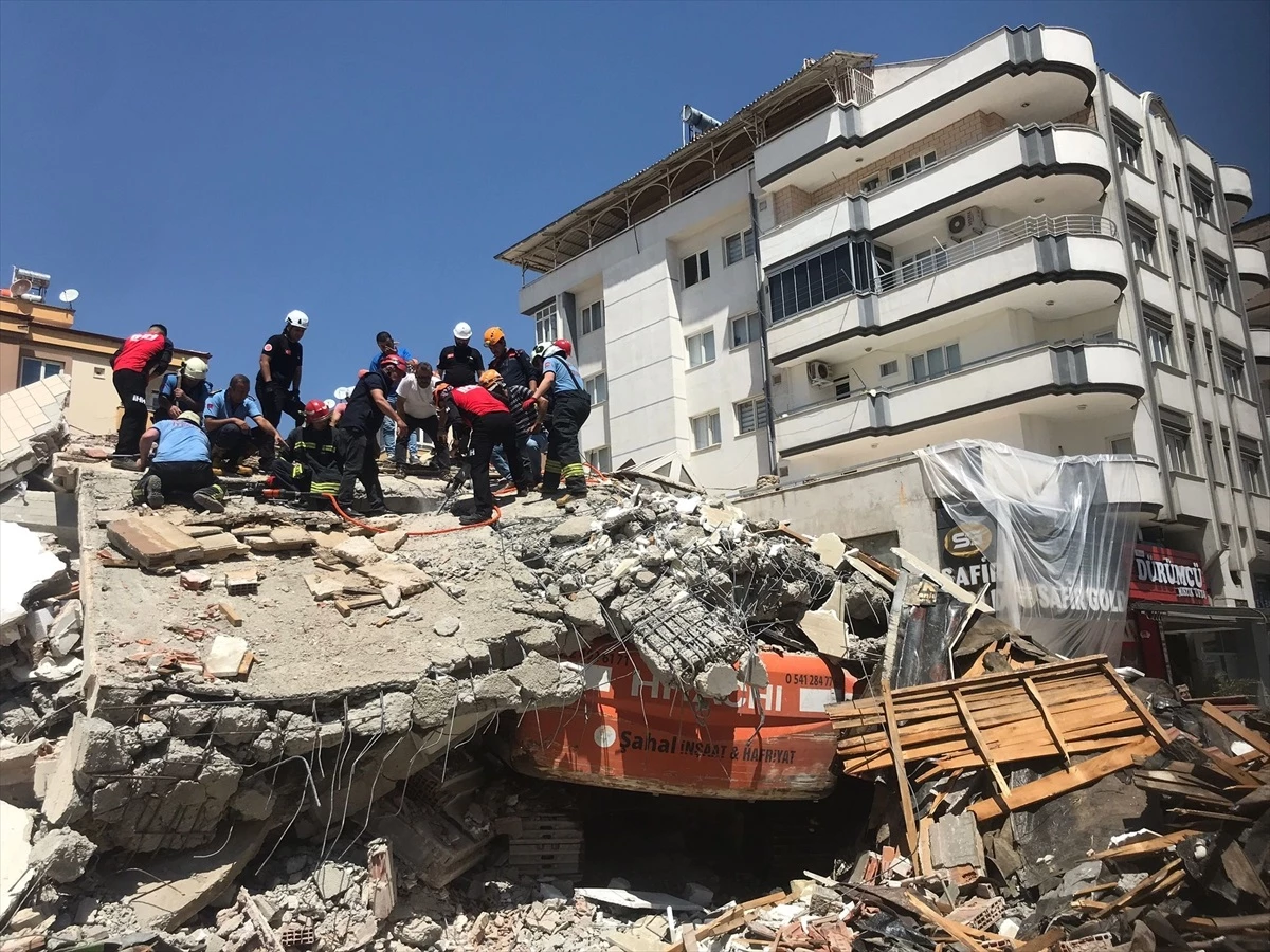 Gaziantep\'te yıkım sırasında çöken binanın altında kalan operatörü kurtarma çalışması başlatıldı