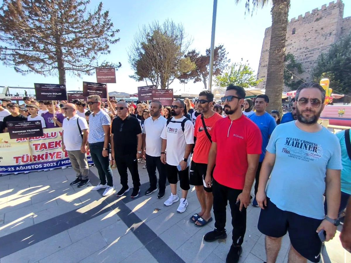 Genç tekvandocular şampiyona öncesi moral depoladı