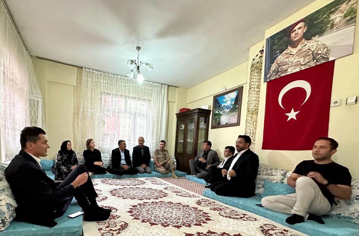 Hakkari Valisi Çelik, şehit ailesini ziyaret etti