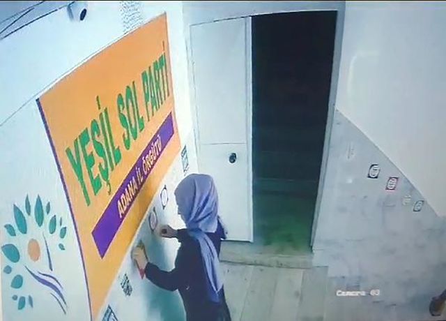 HDP il binası önüne ispirto ve defter bırakan kadın gözaltına alındı! Valilikten olaya ilişkin açıklama geldi HDP il binası önüne ispirto ve defter bırakan kadın gözaltına alındı! Valilikten olaya ilişkin açıklama geldi
