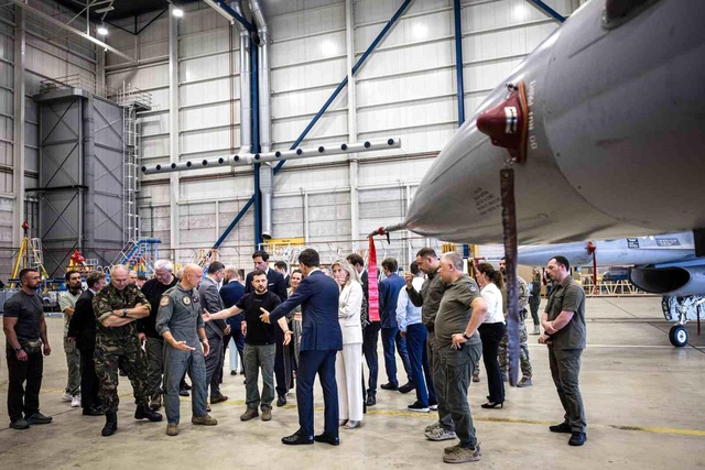 Zelenski'nin F-16 selfiesi sonrası gözler nükleer tehditte bulunan Putin'e çevrildi Zelenski'nin F-16 selfiesi sonrası gözler nükleer tehditte bulunan Putin'e çevrildi