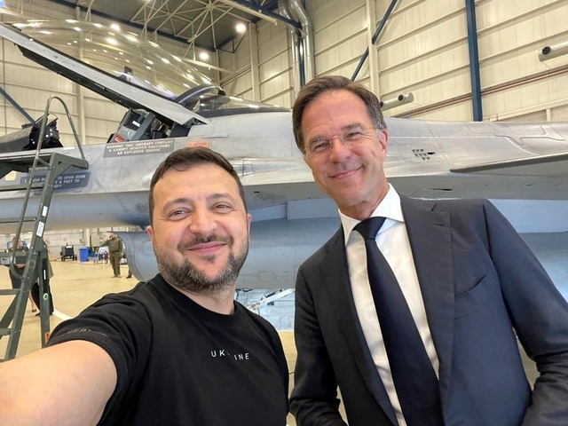 Zelenski'nin F-16 selfiesi sonrası gözler nükleer tehditte bulunan Putin'e çevrildi Zelenski'nin F-16 selfiesi sonrası gözler nükleer tehditte bulunan Putin'e çevrildi