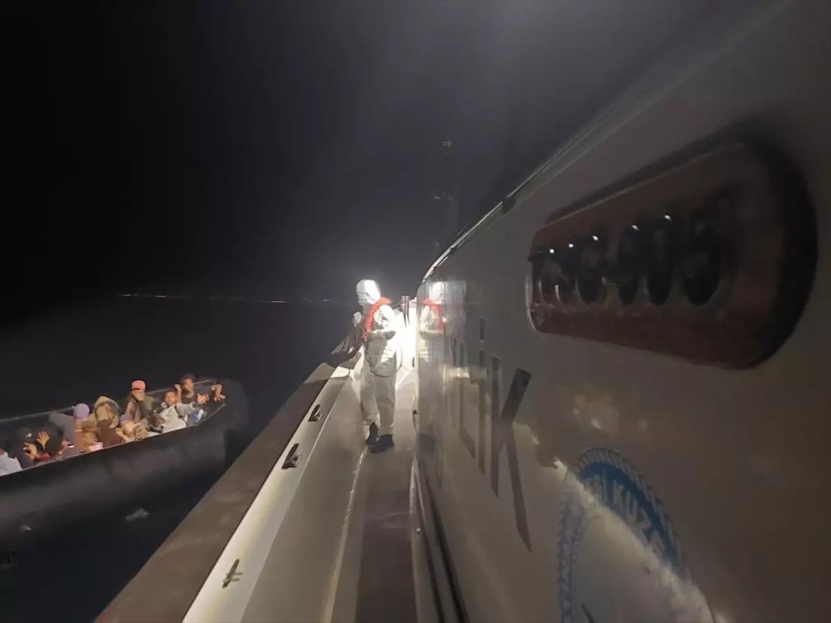 İzmir açıklarında sürüklenen bottaki 18 düzensiz göçmen kurtarıldı