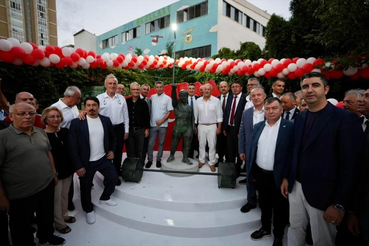 Kartal\'da Naim Süleymanoğlu\'nun isminin verildiği parka, heykeli konuldu