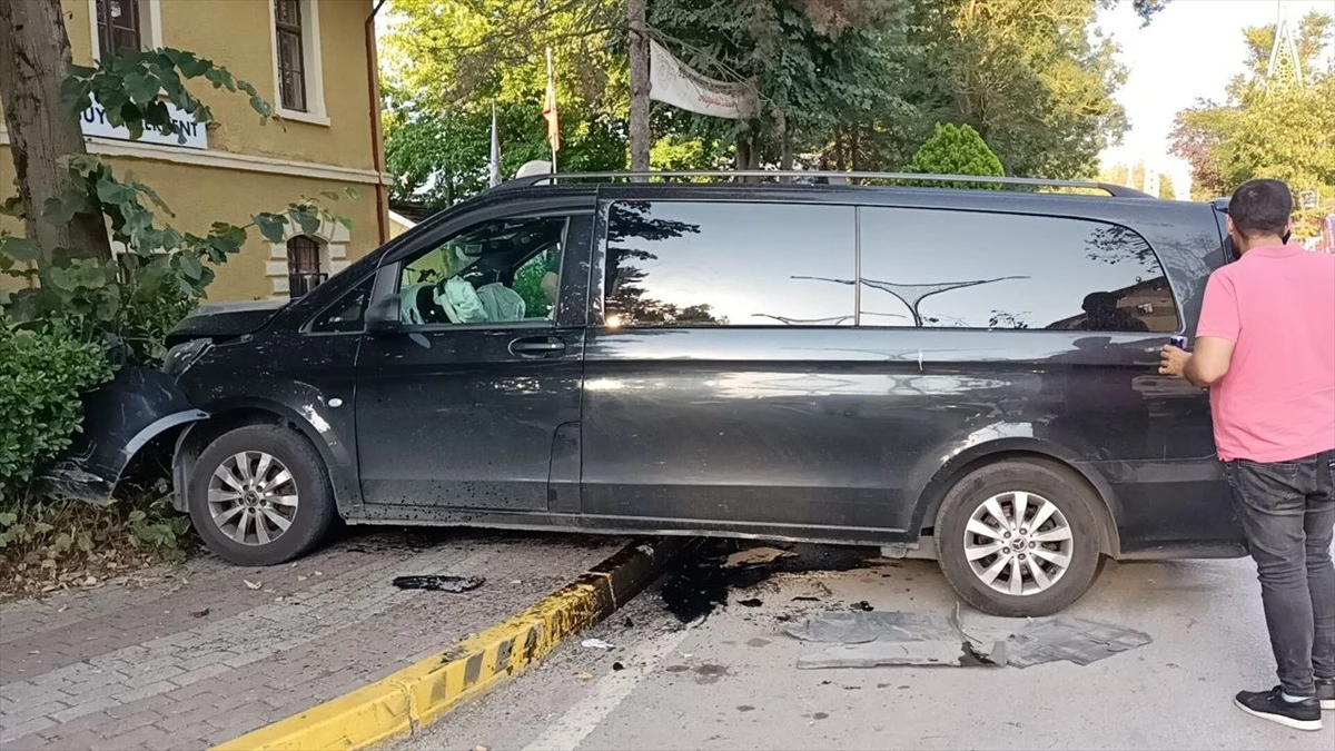 Kocaeli\'de ağaca çarpan minibüsteki 5\'i turist 6 kişi yaralandı