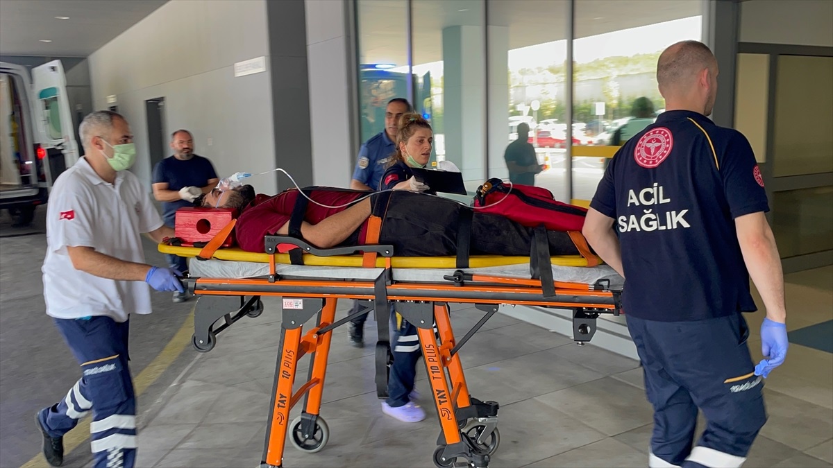Kocaeli\'de tersanede çıkan yangında 10 işçi dumandan etkilendi